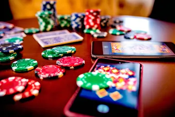 টাক্সেডো পরা একজন প্রফেশনাল ডিলার রুলেট টেবিলে খেলোয়াড়দের স্বাগত জানাচ্ছেন—যা OLYMP–এর আসল লাইভ ক্যাসিনো অনুভূতিকে প্রকাশ করে।