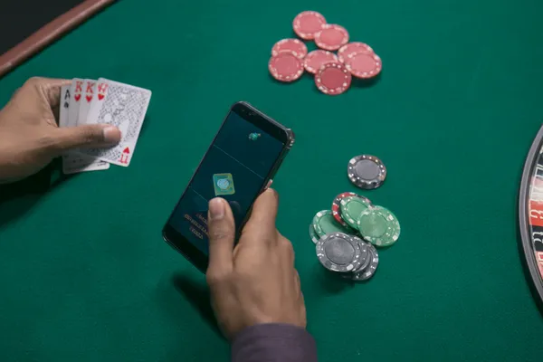 সোনালি কয়েনের ঝর্ণার মধ্যে ঘূর্ণায়মান একটি রুলেট চাকার ক্লোজ-আপ—যা OLYMP–এ গভীর ক্যাসিনো অ্যাকশনকে তুলে ধরে।