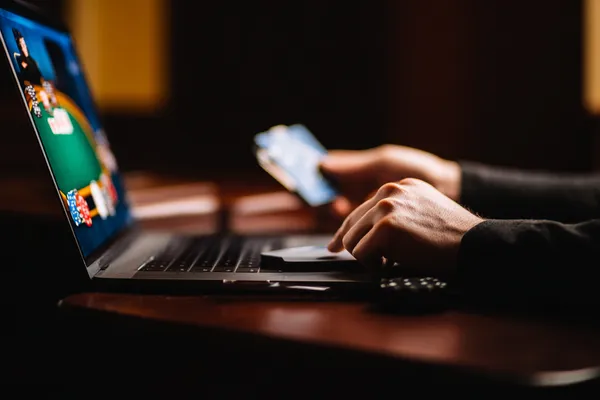 OLYMP — সীমাহীন বিলাসবহুল গেমিং অভিজ্ঞতা সবুজ বিলাসবহুল গাউন পরা এক নারী অলংকৃত রুলেট চাকার পাশে—যা OLYMP–এর উচ্চমানের ক্যাসিনো পরিবেশকে প্রকাশ করে।